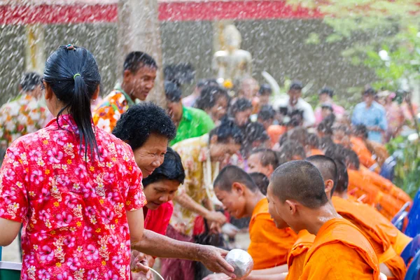 Mönch ergießt sich beim Songkran-Fest am 13. April das Wasser in die Hände — Stockfoto