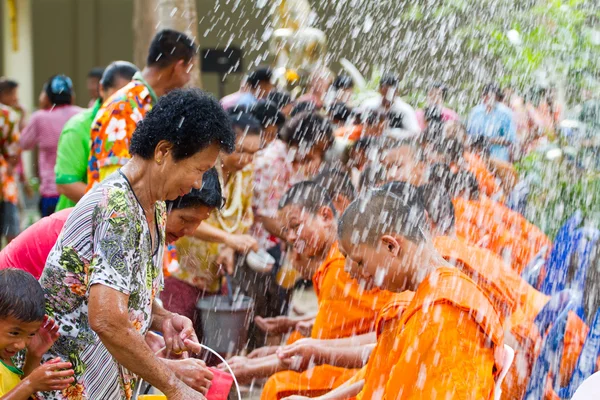 Water gieten aan handen monnik in songkran festival op april 13,201 — Stockfoto