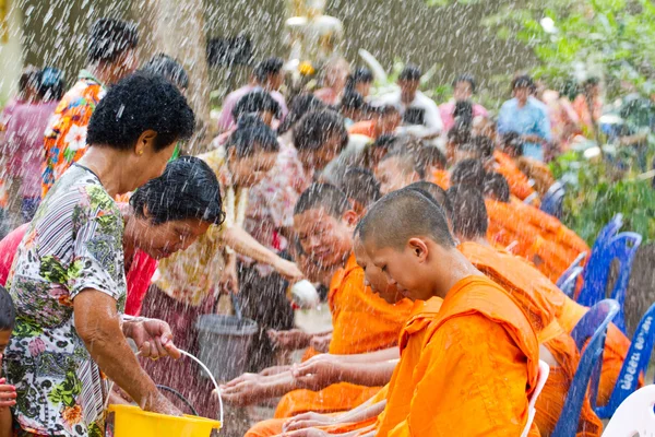 Vesi kaatamalla käsiin munkki Songkran festivaali huhtikuu 13,201 — kuvapankkivalokuva