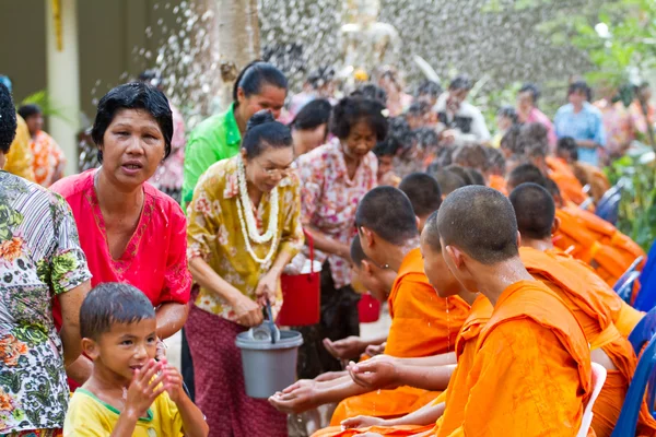 Water gieten aan handen monnik in songkran festival op april 13,201 — Stockfoto