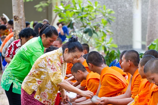 Versando acqua al monaco mani nel festival di Songkran il 13,201 aprile — Foto Stock