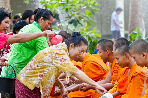 Water pouring to hands monk in Songkran festival on april 13,201 — Stock Photo, Image