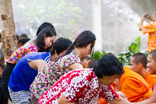 Versando acqua al monaco mani nel festival di Songkran il 13,201 aprile — Foto Stock