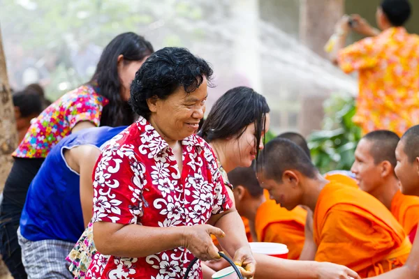 Agua vertiendo a manos monje en el festival de Songkran el 13 de abril 201 —  Fotos de Stock