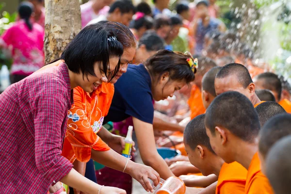 Apă turnată în mâinile călugărului în festivalul Songkran la 13.201 aprilie — Fotografie, imagine de stoc