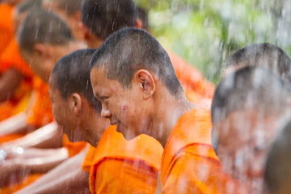 Mönch ergießt sich beim Songkran-Fest am 13. April das Wasser in die Hände — Stockfoto