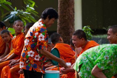 eller monk in songkran Festivali için Nisan tarihinde dökülen su 13,201