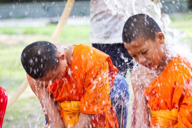 eller monk in songkran Festivali için Nisan tarihinde dökülen su 13,201