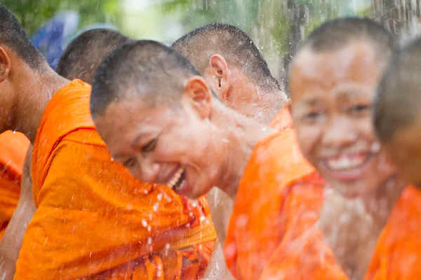 Vatten hälla till händerna munk i songkran festival på april 13,201 — Stockfoto