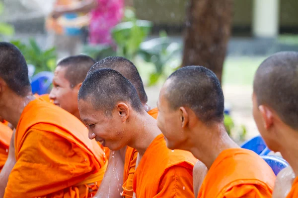 Water gieten aan handen monnik in songkran festival op april 13,201 — Stockfoto