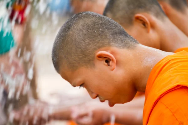 Água derramando a mãos monge em Songkran festival em abril 13,201 — Fotografia de Stock