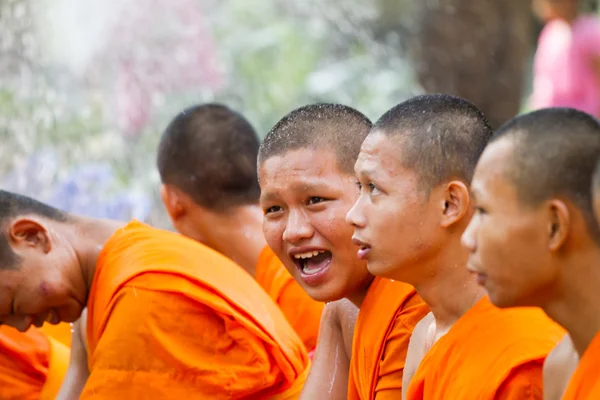 Agua vertiendo a manos monje en el festival de Songkran el 13 de abril 201 — Foto de Stock