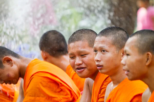 Vatten hälla till händerna munk i songkran festival på april 13,201 — Stockfoto