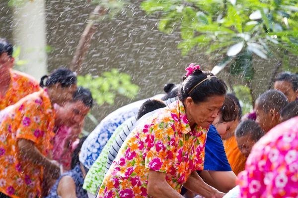 Vesi kaatamalla käsiin munkki Songkran festivaali huhtikuu 13,201 — kuvapankkivalokuva