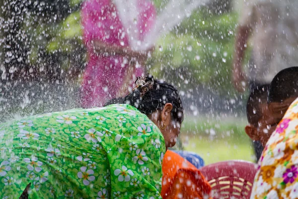 Versando acqua al monaco mani nel festival di Songkran il 13,201 aprile — Foto Stock