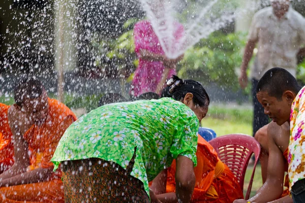 Water pouring to hands monk in Songkran festival on april 13,201 — Stock Photo, Image