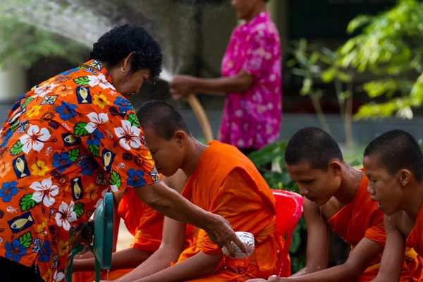 Versando acqua al monaco mani nel festival di Songkran il 13,201 aprile — Foto Stock