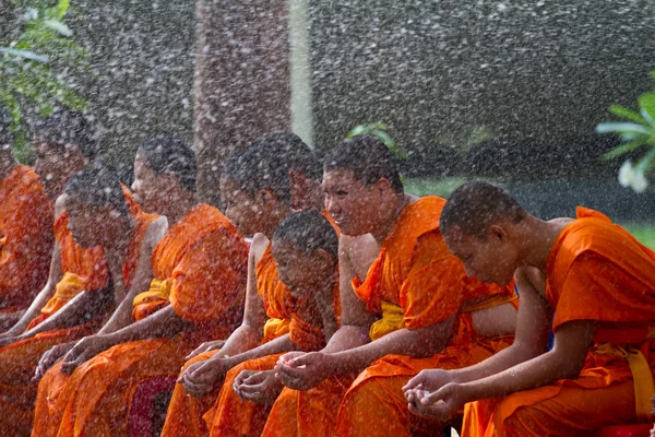 Agua vertiendo a manos monje en el festival de Songkran el 13 de abril 201 — Foto de Stock