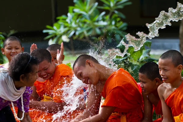 Woda leje do rąk mnich w festiwalu songkran kwietnia 13,201 — Zdjęcie stockowe
