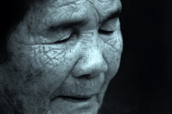 Vecchia donna chiude gli occhi — Foto Stock