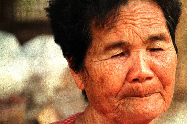 Stara kobieta zamyka oczu — Zdjęcie stockowe