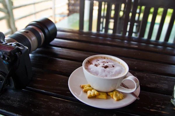 Heißer Kaffee auf Holztisch — Stockfoto