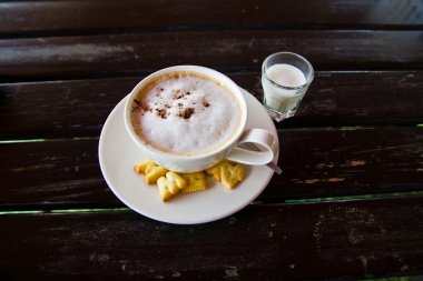 ahşap masa üzerinde sıcak kahve