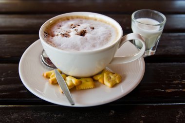 ahşap masa üzerinde sıcak kahve