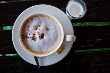 ahşap masa üzerinde sıcak kahve