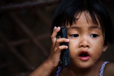 Telefonda konuşan Asyalı kız.