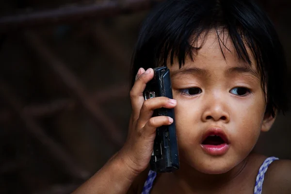 Asiatisk flicka som pratar i telefon — Stockfoto