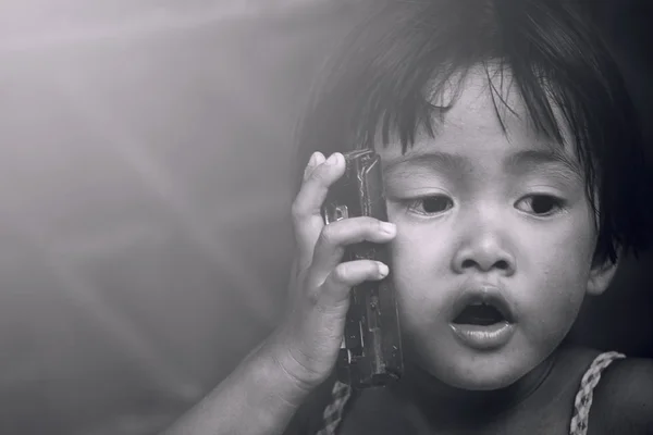 Asiatisches Mädchen, das am Telefon spricht — Stockfoto