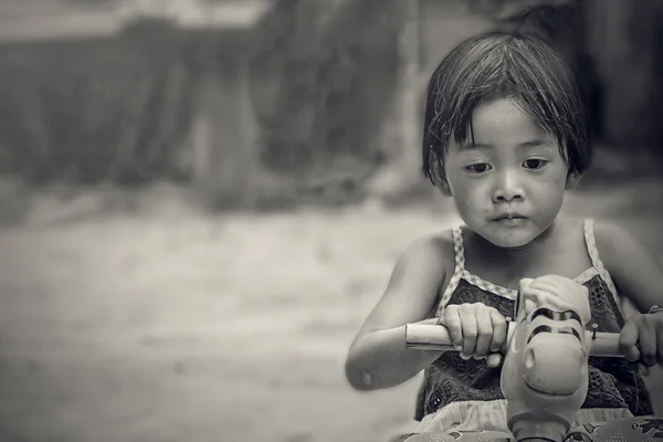 Bambina che gioca sulla macchina giocattolo — Foto Stock