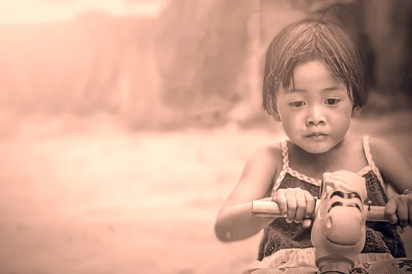 Bambina che gioca sulla macchina giocattolo — Foto Stock