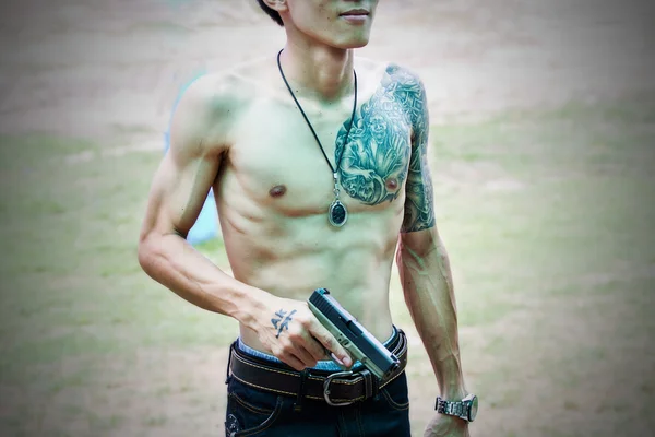 Pohledný mladý muž s tetováním — Stock fotografie