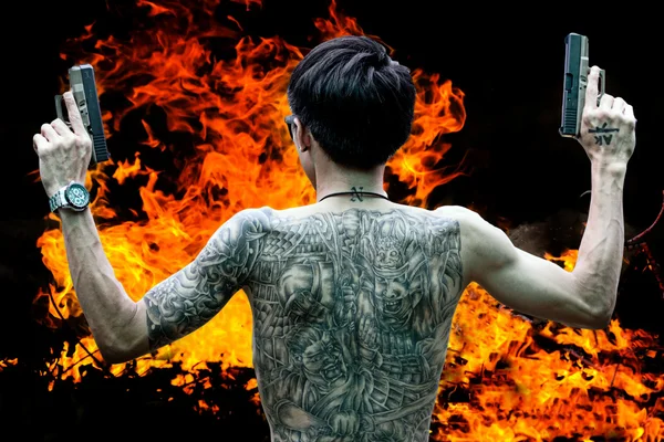 Pohledný mladý muž s tetováním — Stock fotografie