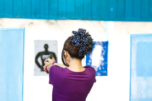 Zielscheibe übt mit Waffe im Schießstand — Stockfoto