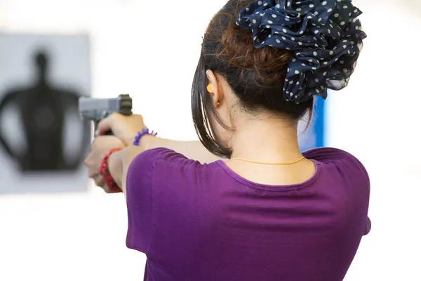 Objetivo practicando con arma En el campo de tiro — Foto de Stock