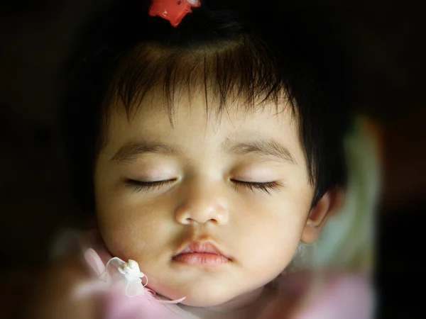 美しい眠っている赤ちゃんのクローズ アップの肖像画 — ストック写真