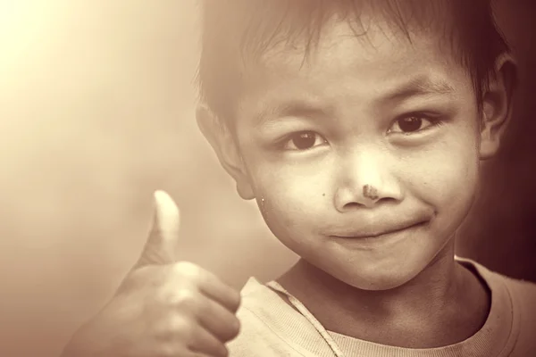 Retrato de hermoso niño dándote pulgares arriba sobre blanco —  Fotos de Stock