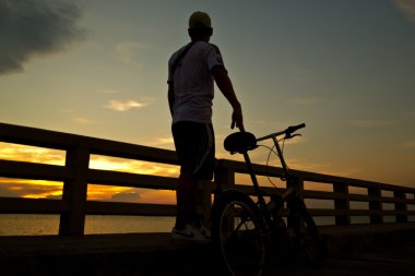 Köprüde bisiklet sürmek