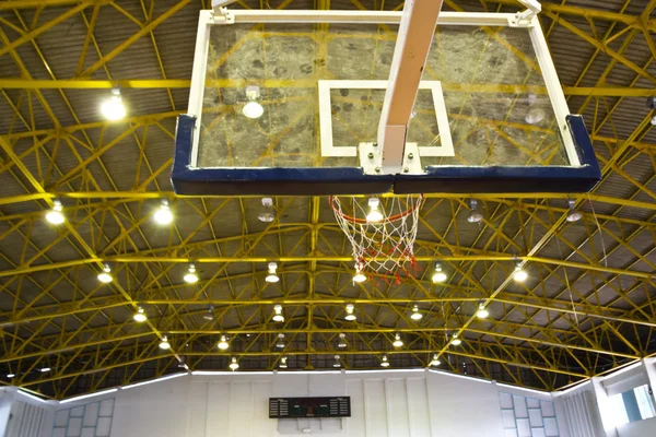 Piso de madeira quadra de basquete interior — Fotografia de Stock