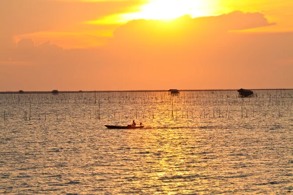 Fischer fährt Boot am Abend — Stockfoto