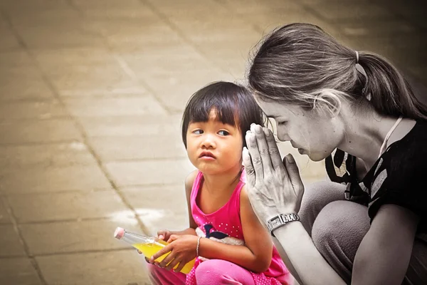 Primo piano ritratto di giovane donna asiatica che prega — Foto Stock