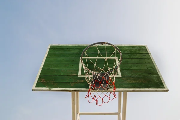 Empty outdoor basketball — Stock Photo, Image