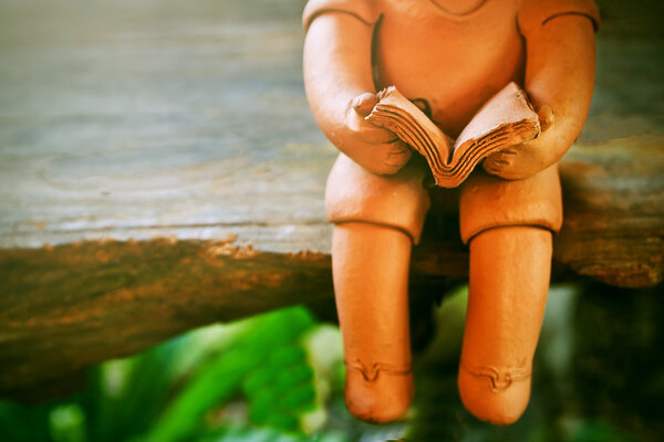 statuettes of funny boy 