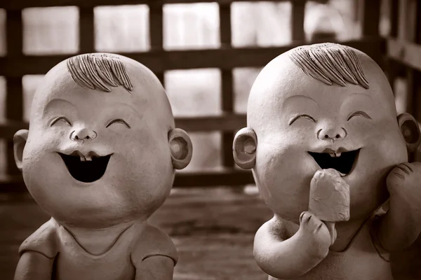 Dwie statuetki śmieszne chłopiec i dziewczynka — Zdjęcie stockowe