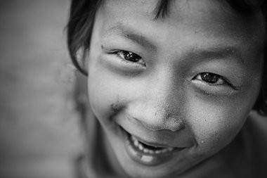 Kameraya bakarak çocuğun gözlerini kapat