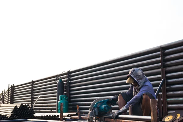 Corte de aço com máquina para corte de aço pelo trabalhador — Fotografia de Stock