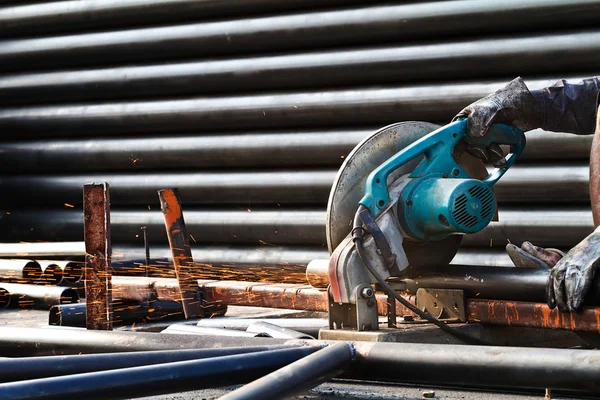 Taglio acciaio con macchina per il taglio acciaio da parte del lavoratore — Foto Stock